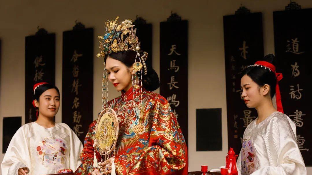 00后|00后职业伴娘：参与过44场婚礼，见证女网红嫁给榜一大哥