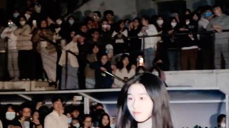 大学女生着装清凉走秀，引男生扎堆观赏，被宅男蹲下偷拍裙底纪实
