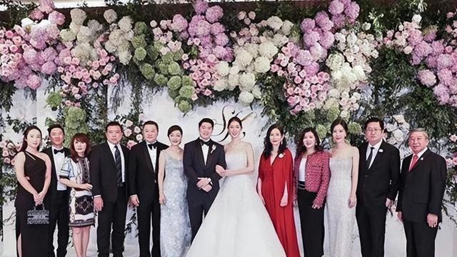 田朴珺|田朴珺现身泰国首富长孙婚礼！银色抹胸裙夺人眼球，美艳胜过新人