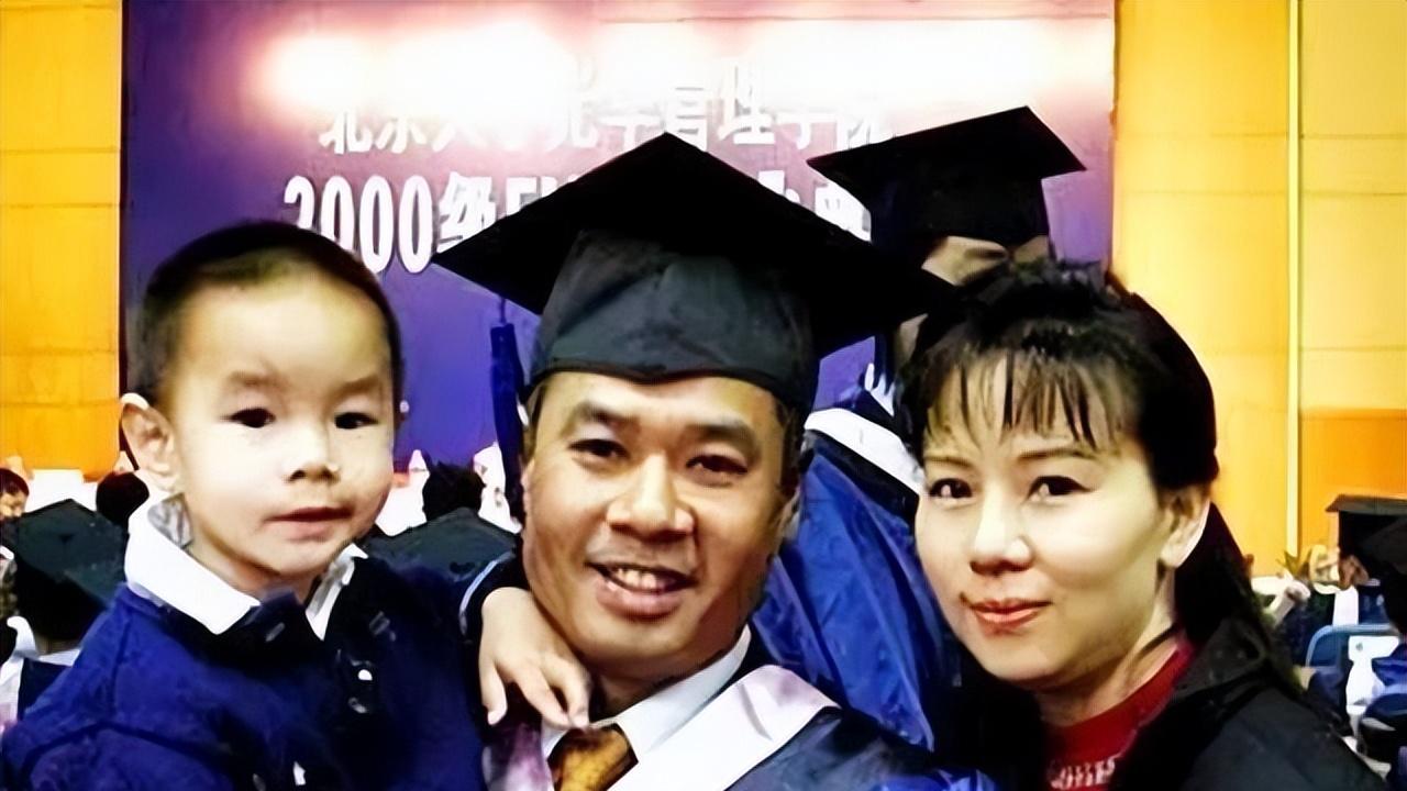 美瞳|李宁身价百亿：58岁头发脱落，59岁妻子仍风韵犹存