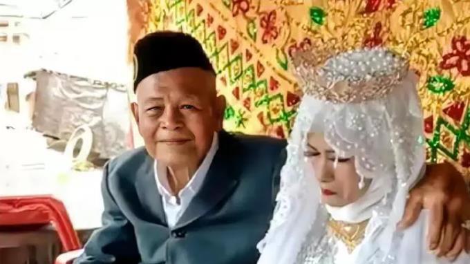 20年，印尼102岁老人追求19岁女孩被嫌弃，一年后却奉子成婚
