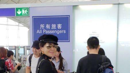 刘嘉玲|刘嘉玲在山间奔跑，虽然没有化妆，但是她的身材很年轻