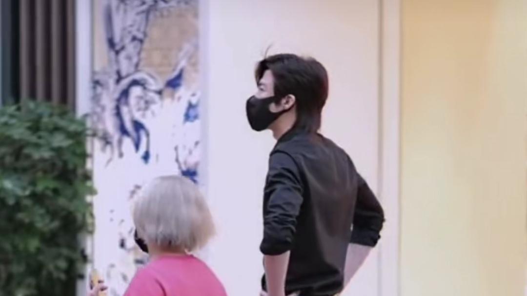 刘宇宁|刘宇宁和助理逛街，189的身高超惹眼，腿像单独开了长腿特效一样