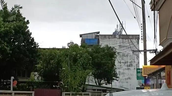 化妆品 曼谷下雨天在美甲店门口避雨，被泰国姐姐邀请进店避雨的故事