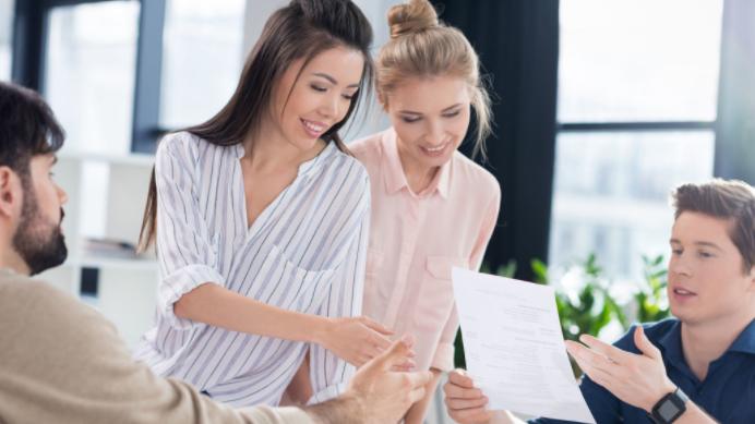 你是什么人，就该配什么颜色的眼镜