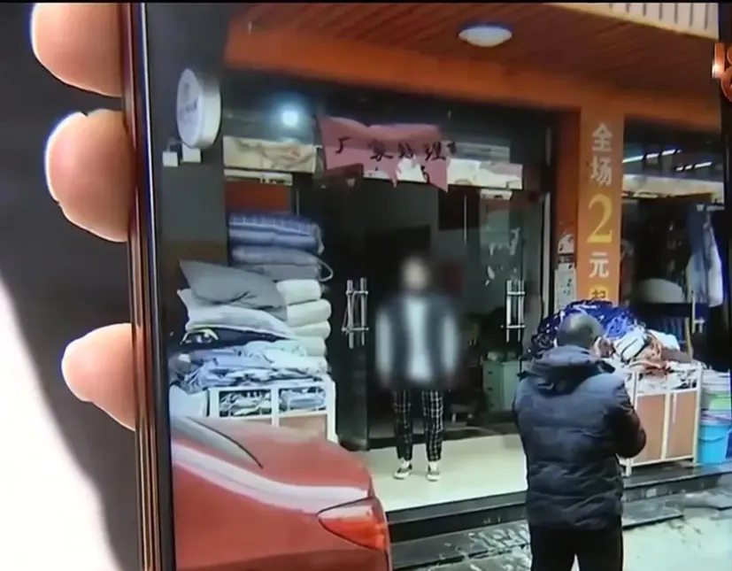 浙江杭州，一男子拿着一套保暖内衣前来退货，告诉店家买小了要退换