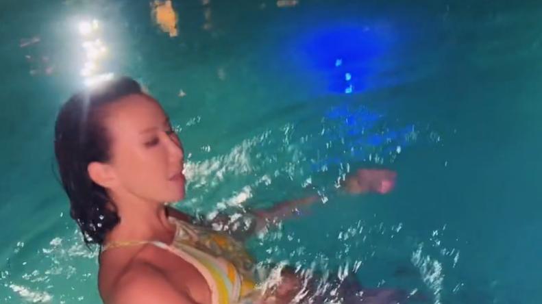 李玟|李玟穿比基尼水中跳舞！泡水中一双长腿抢眼，不化妆皮肤黝黑发亮