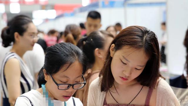 hr|你以为你来当公务员呢！毕业生询问五险被HR嘲笑，结局大快人心