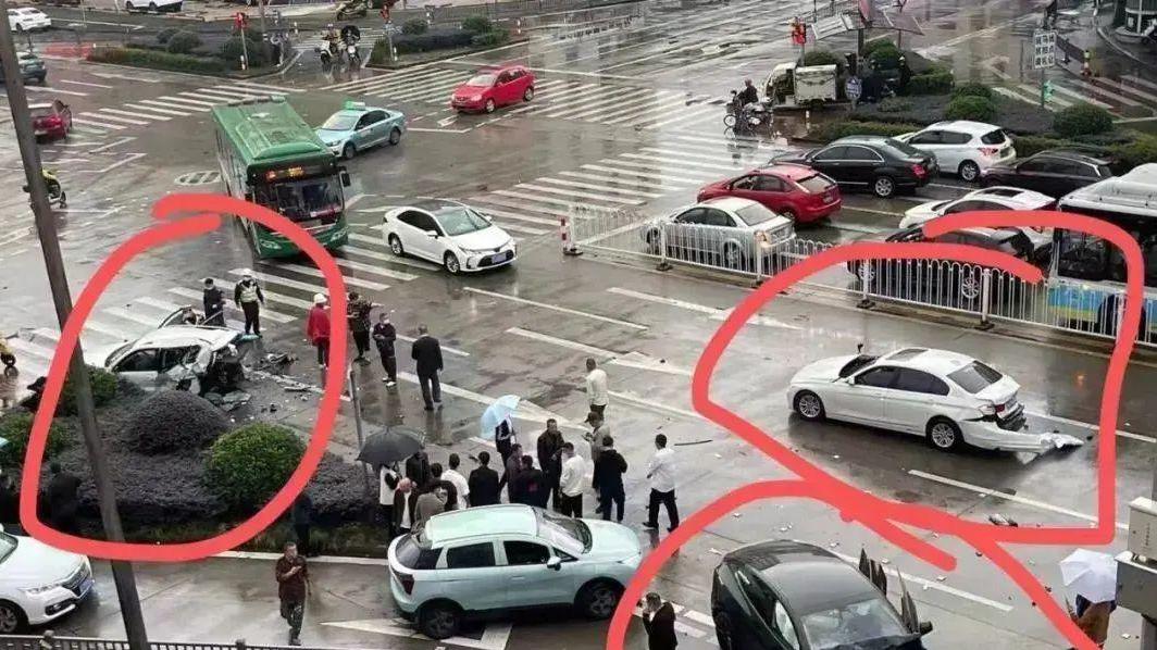 “潮州案”未决：又一辆特斯拉，与两车碰撞致2死1伤！目击者：肇事车辆在左转车道闯红灯