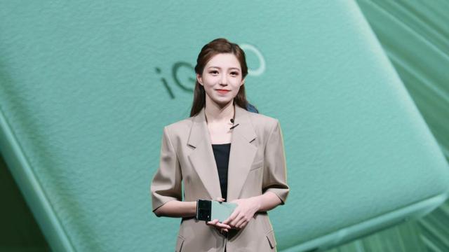 iqoo|宋紫薇暗暗惊喜，iQOO11Neo7SE同日发布，天玑8200来了