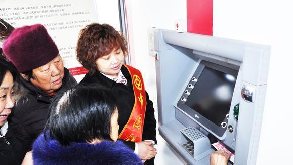 别再开通银行卡短信通知了？很多人都没当回事，多亏银行员工提醒