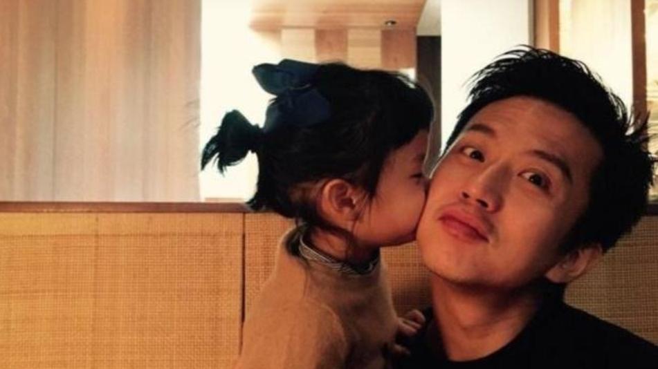 邓超|孙俪晒小花给邓超写的字条 贴心小棉袄暖哭老父亲