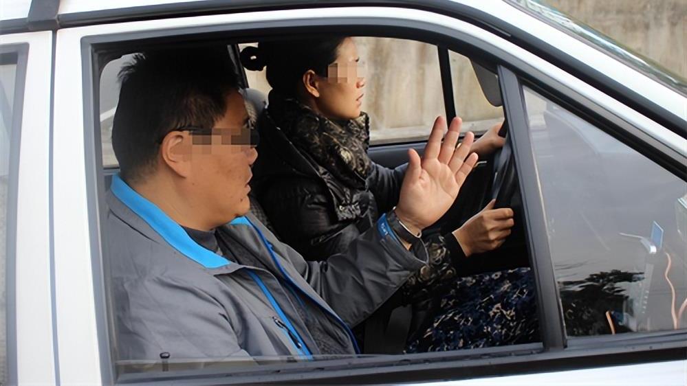 回顾 上海一驾校女学员撞死男学员，家属索赔220万，法院怎么判？