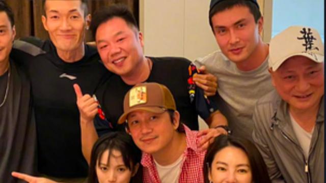 潘粤明|潘粤明张雨绮私下聚会！搂肩合影嘴角胡茬明显，姜超脸通红疑醉酒