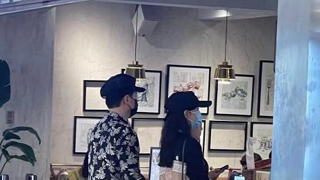 潘玮柏|潘玮柏车内自拍，身后现婴儿座椅，网友猜他真的喜当爹有宝宝了？