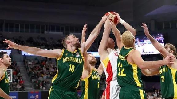 澳大利亚队|男篮不敌澳大利亚，但是你能想到郭艾伦加徐杰，我们差点翻盘吗？