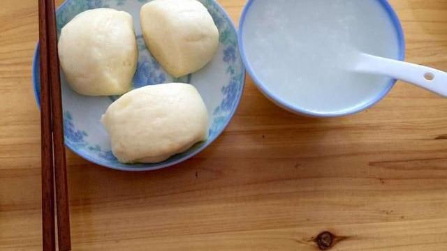 建议中老年人，少吃稀饭和馒头，多吃这4样食物，精力充沛一整天
