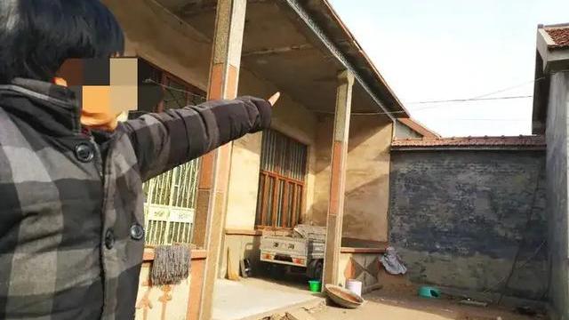 小偷结伙入室盗窃，老妇人用砖块砸死一人，法院：故意伤害致死