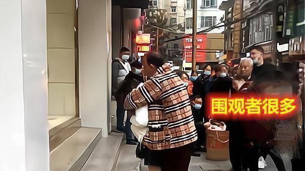 福建一老头街头抱住女子，声称：我什么都敢做！女子丝毫不敢反抗