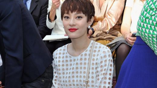 孙俪|孙俪美到国外去了，白色“洞洞装”也穿出高级感，真是优雅到骨子里