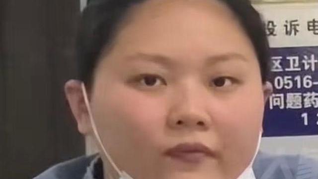 江苏：男子偷拍妻子与同事神采飞扬的聊天画面，网友：全是表情包