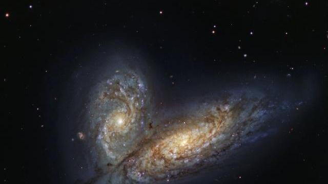一眼5亿年，科学家模拟了两个螺旋星系正在相撞的过程，非常壮观