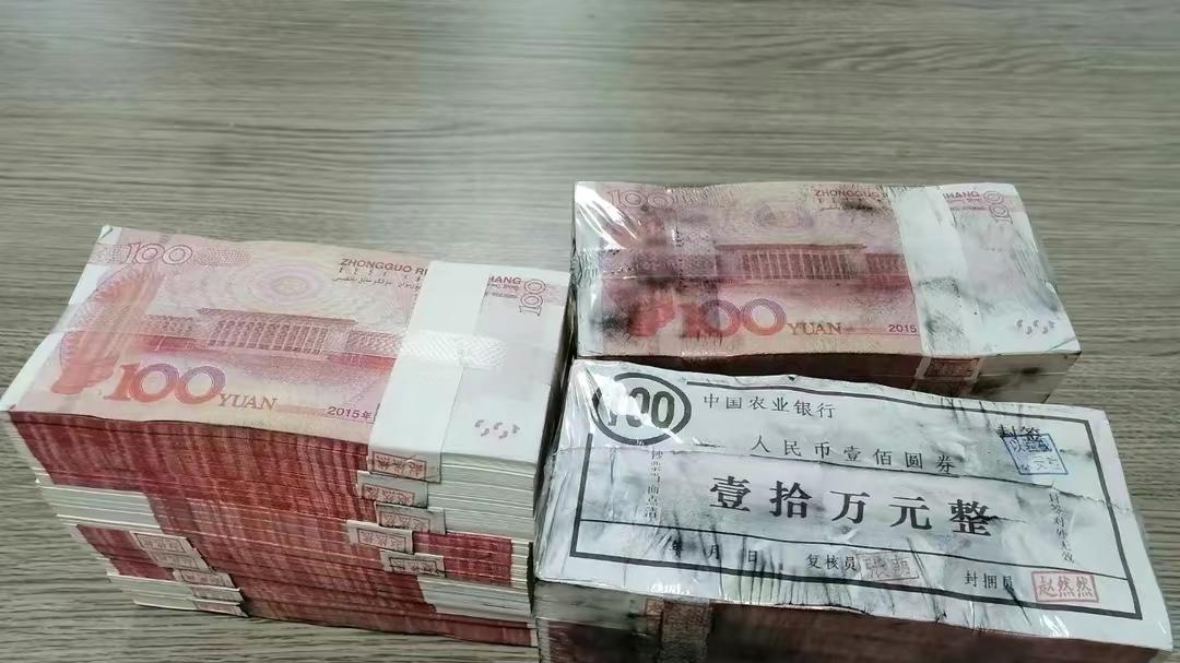 江苏南京，男子用30万练功券为女友买车，并成功将车提走