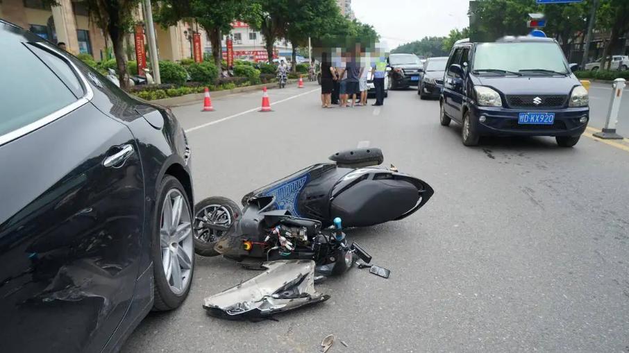 汽车出现事故，车主不愿16.8万报废，花7万维修后跟4S店翻脸了
