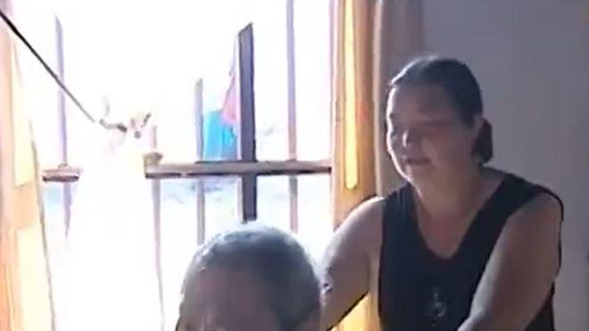 18岁保姆嫁雇主的46岁儿子，结婚26年，丈夫瘫痪15年，妻子不离弃