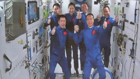 中国航天员在轨人数最多，6名航天员首次同框，美国人：我们能不能上