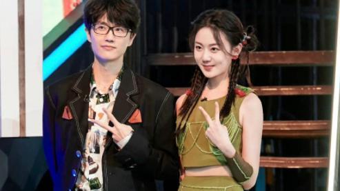 许嵩|36岁许嵩恋爱曝光，女方是21岁主持人冯禧，歌迷高喊“铁树开花”