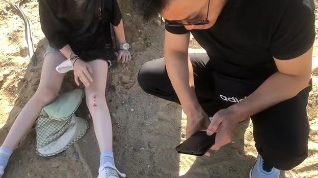 9岁儿子40℃高温下遮阳1个多小时，河南游客在新疆沙漠救援车祸伤者