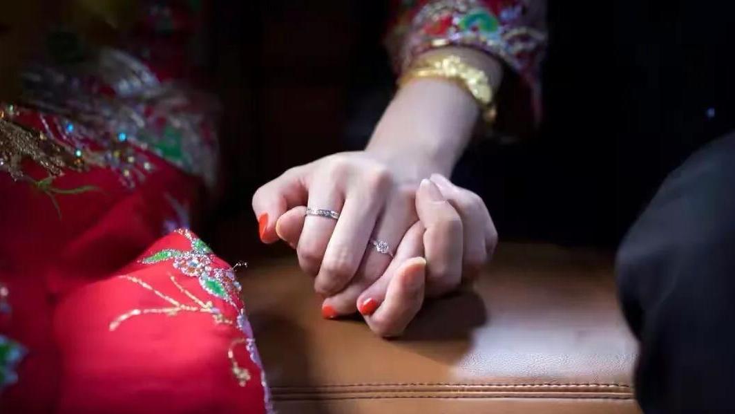 与曾从事陪酒工作的妻子结婚后，发现五位男同事都与她有过性关系！丈夫因故意杀人罪被判