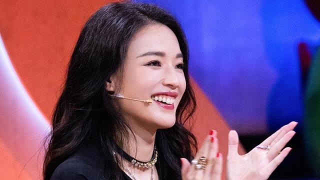 李诞|李诞只用一个字的谐音梗，就把《当一个女人决定退鞋》解释清楚了