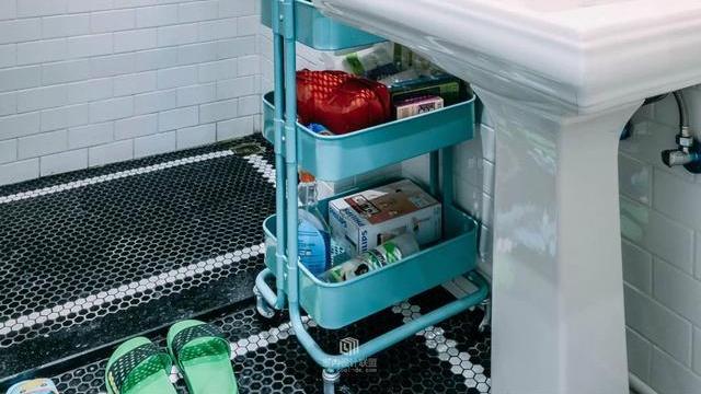 老婆非要在沙发墙上掏个洞，装修后才发现效果真的好