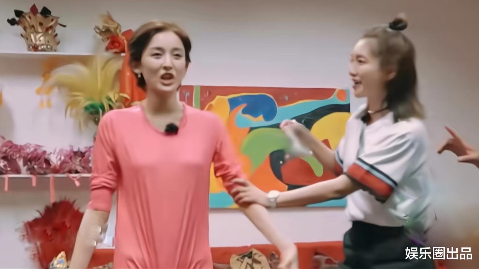 古力娜扎|娜扎穿打底衫录节目，拍照动作引热议，网友：让自己飞吧？
