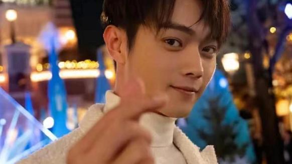 许凯|网传许凯录制完节目被匆忙接走，结束后双眼无神满头大汗，本人回应：谁害怕了？