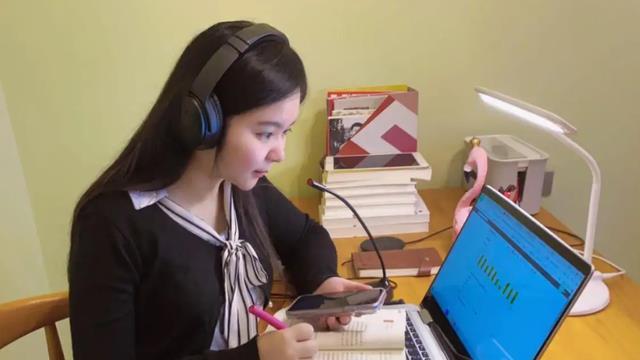 “真作”！新娘回门宴给学生上网课，本是好意却被网友指责