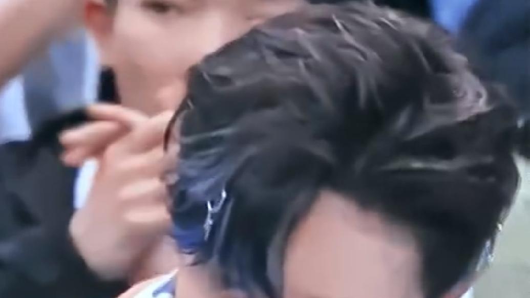 王一博|六年真爱粉丝与偶像王一博的相见：粉丝在台上演，偶像在台下看！