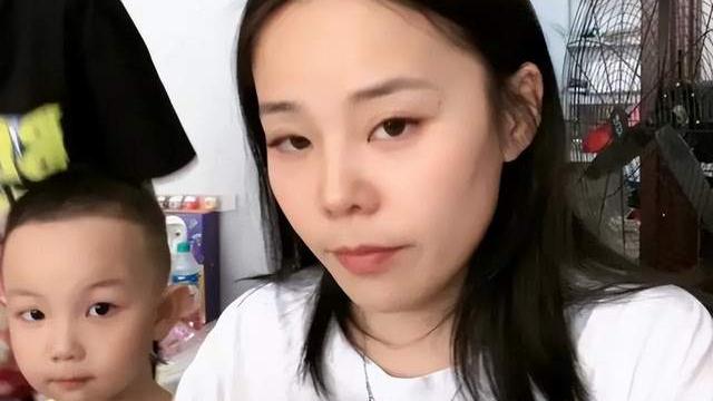 曹骏|躺平直播？熊磊罕见改直播风格与大家闲聊，儿子楷楷出镜好可爱