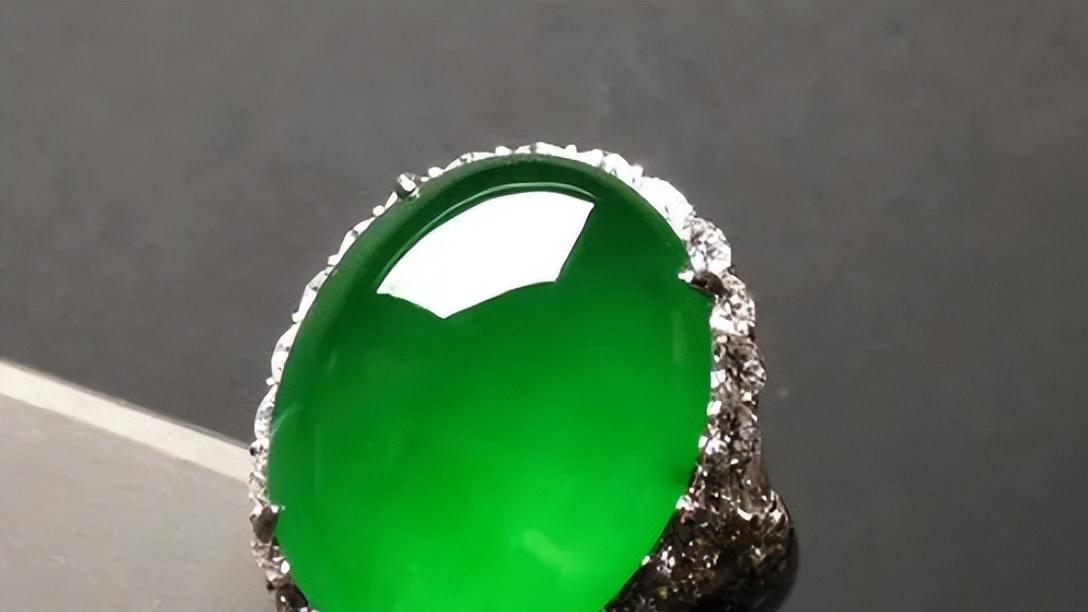 翡翠|满绿的翡翠，该如何挑选？