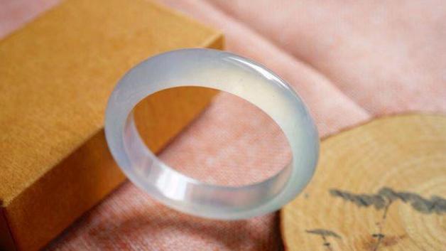 翡翠手镯|翡翠手镯怎么样？才能够越养越透，几种方法马上学起来