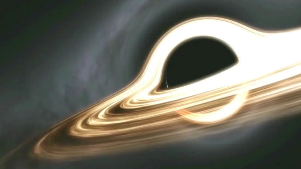 比太阳大16亿倍。距地球131亿光年，这个黑洞超越了人类的认知