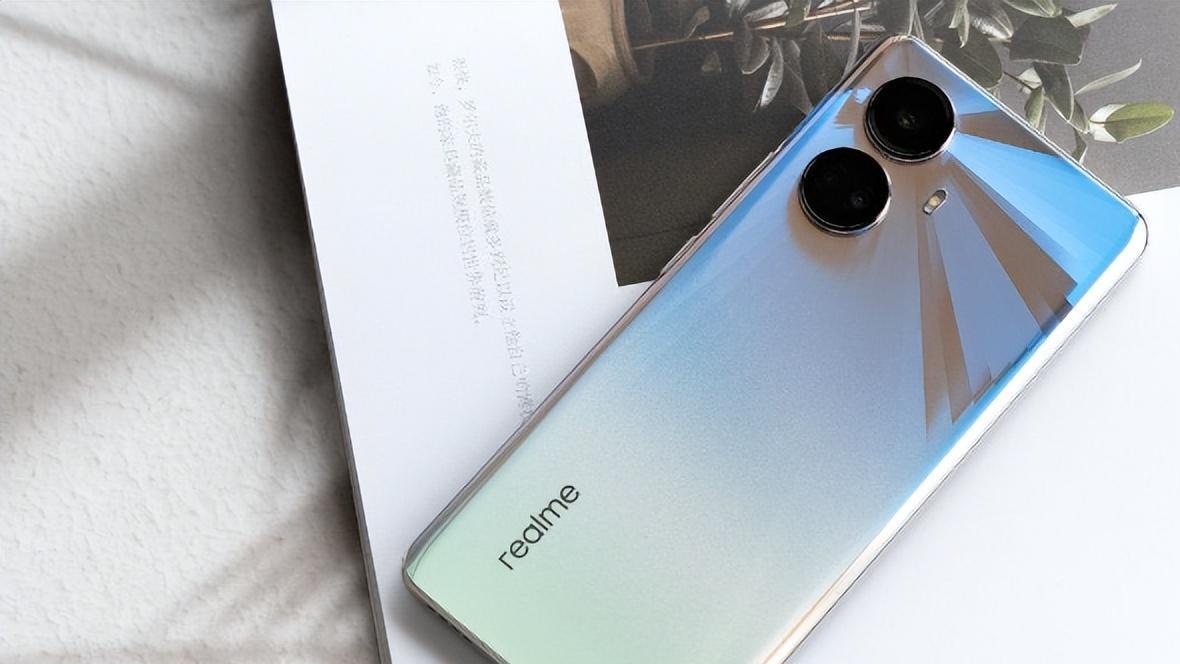 |国产屏之光，超窄下巴+超高调光，真我10系列打造“越级”体验