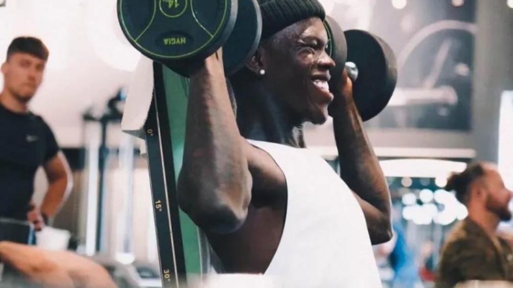 施罗德|求职！施罗德晒训练照 刻苦积极肌肉线条完美 今夏他还没做到工作