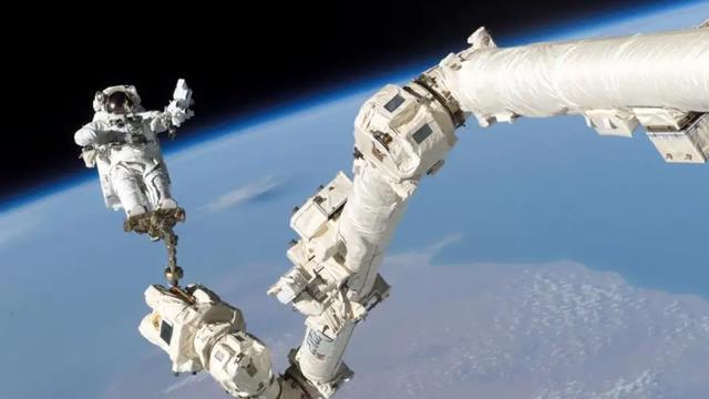 太空出舱有多危险？太空行走第一人：经历了九死一生的波折才回来