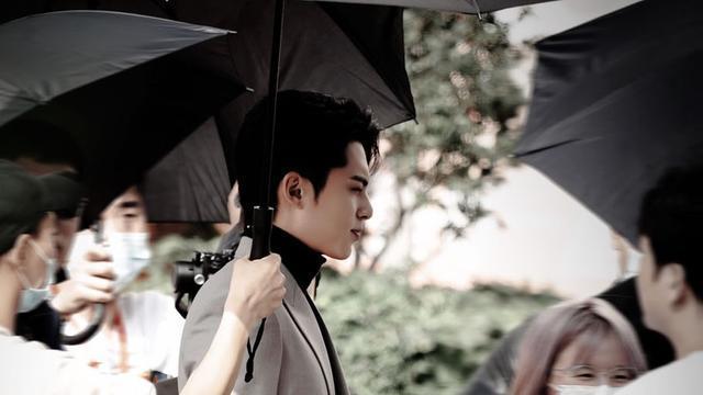 邢菲|正式官宣！王鹤棣白鹿《以爱为营》首发概念海报，网友：土味拍摄