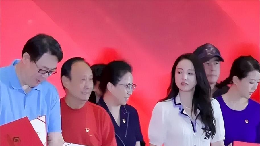 董洁|董洁参加活动被当众排挤，被挡住镜头挤到后面，满脸心酸与无奈！
