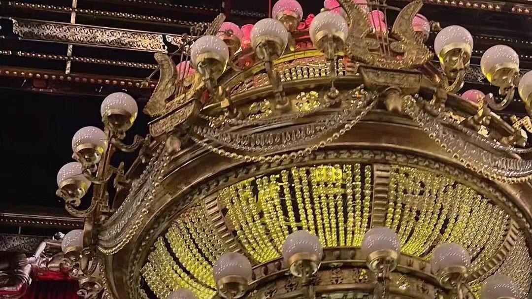 王诗龄|李湘一家英国生活优越！王诗龄满身奢侈品看歌剧，一双美腿瘦成杆