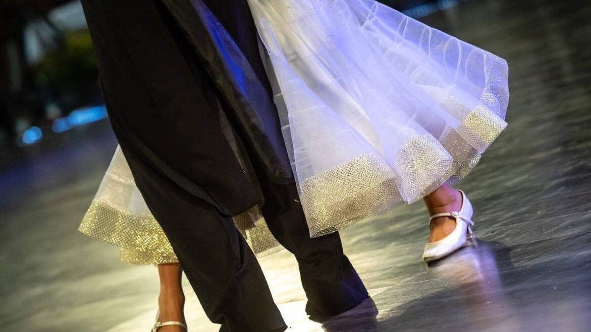 36岁姑娘每天邀59岁大爷跳交际舞，大爷警觉：跟我玩套路，还太嫩